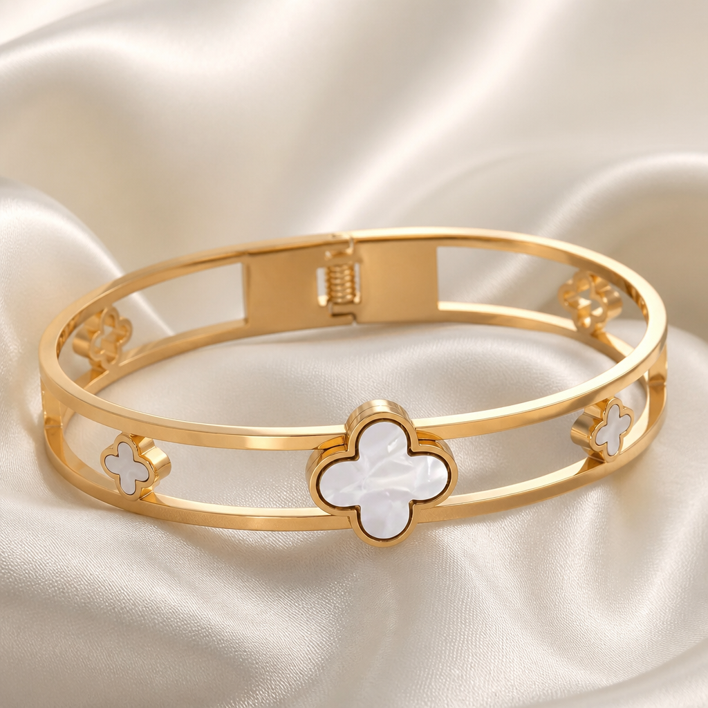 Amélie Pearl Clover Gold Bangle
