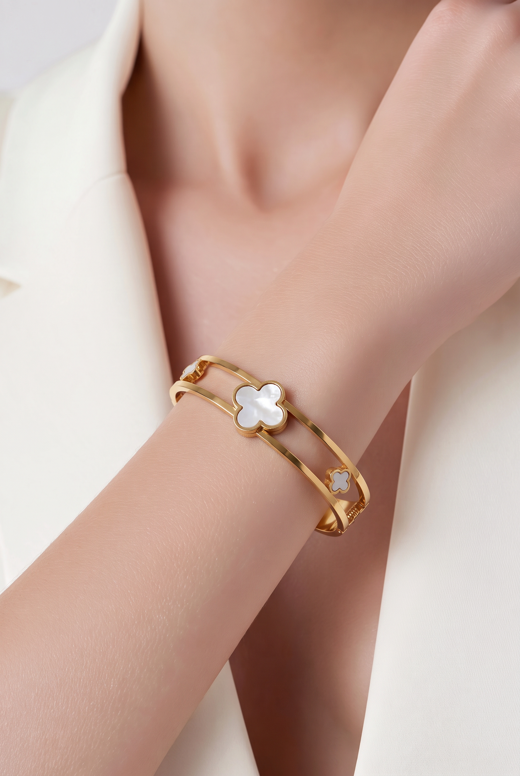 Amélie Pearl Clover Gold Bangle