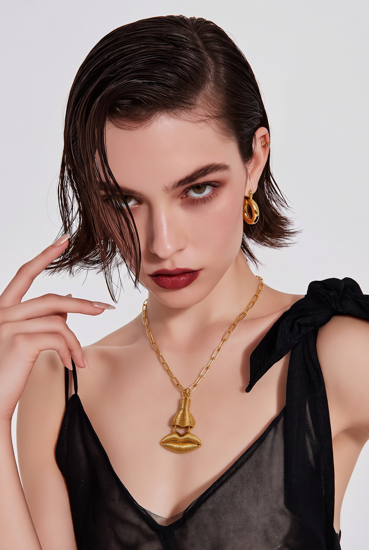 Muse Golden Lips Pendant Necklace